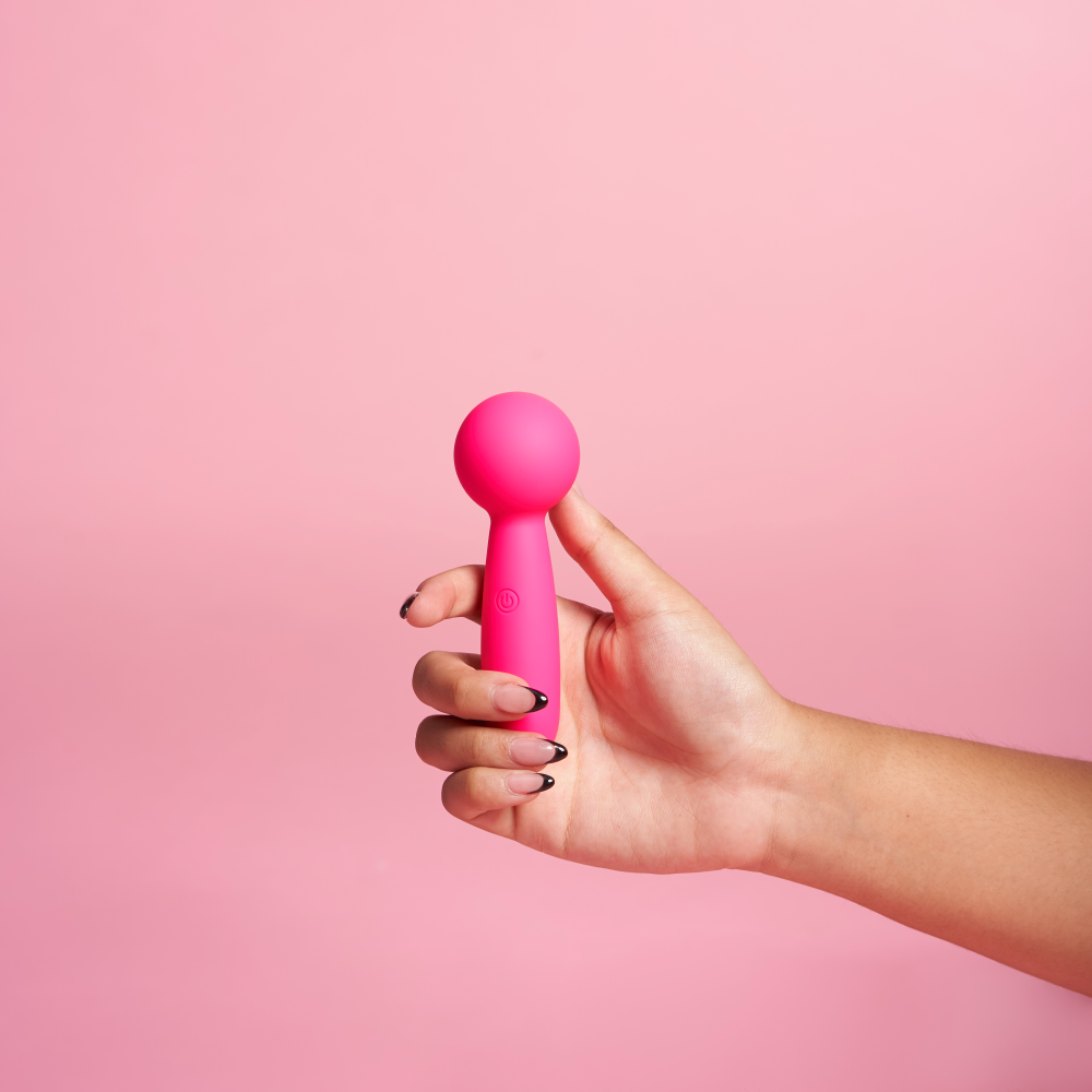 Lolly Mini Wand Vibrator – in der Hand