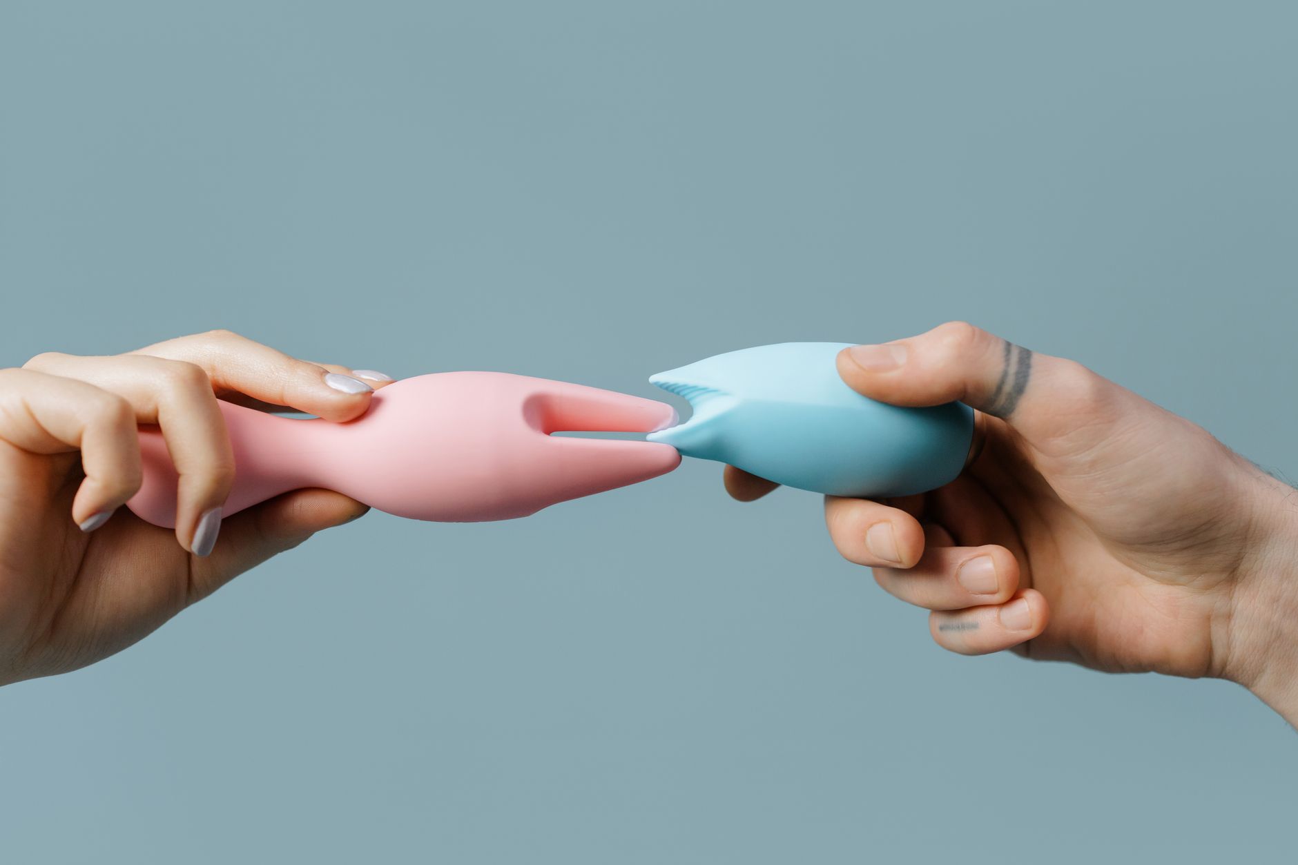 Hand hält eine gelbe Zitrone vor lebendigem gelbem Hintergrund, symbolisiert Frische und Neubeginn